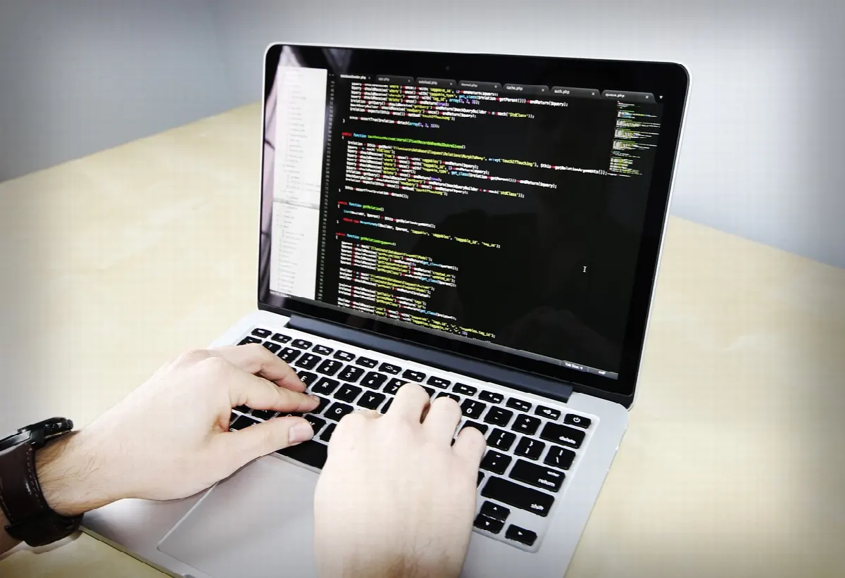 Desenvolvedor codificando em laptop durante laboratório