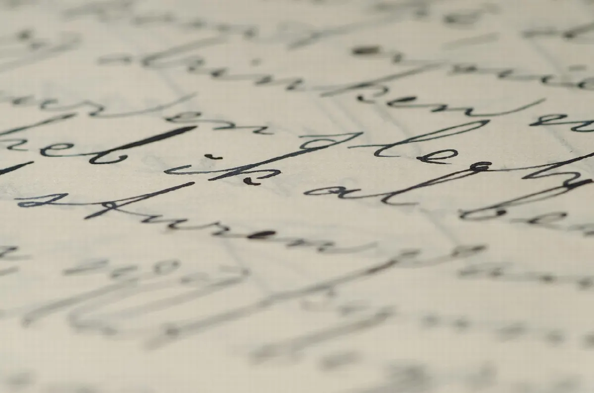 Engenheiro escrevendo script de automação em computador